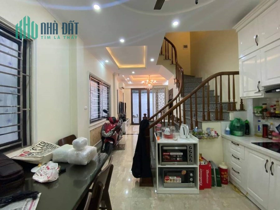 Nhà Đẹp Phường Ngọc Thụy, Ngõ Thông ÔTô Đổ Cửa, 10m Ôtô Tránh, 40m2, 5 Tầng, Nhỉnh 3 Tỷ.