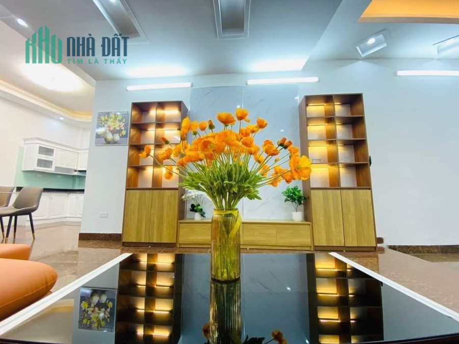 Bất gấp Nhà đường Láng Tặng toàn bộ nội thất gần ÔTô 80m*4 Tầng MT 4,2m giá nhỉnh 5,5 tỷ.