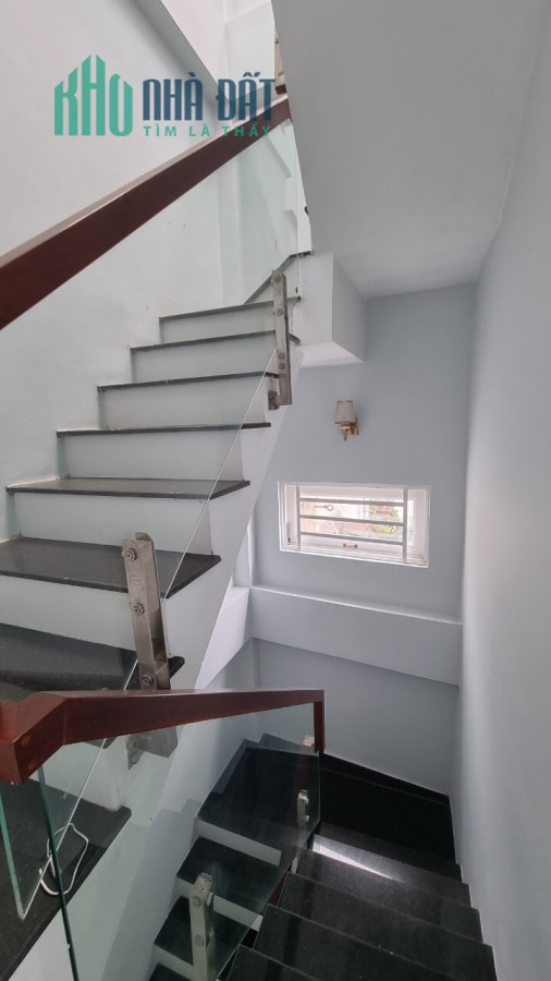 Xe hơi đậu sát nhà. 4 tầng btct. chỉ 4.5 tỷ