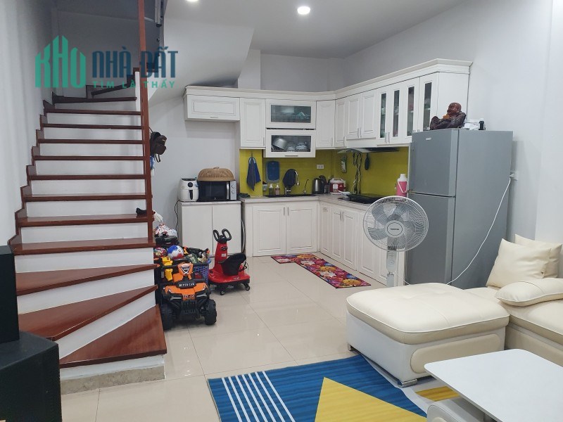 NHÀ ĐẸP TRUNG TÂM CẦU GIẤY - GẦN PHỐ GẦN Ô TÔ - -TẶNG  FULL NỘI THẤT, GẦN TRƯỜNG, CHỢ, TIỆN ÍCH